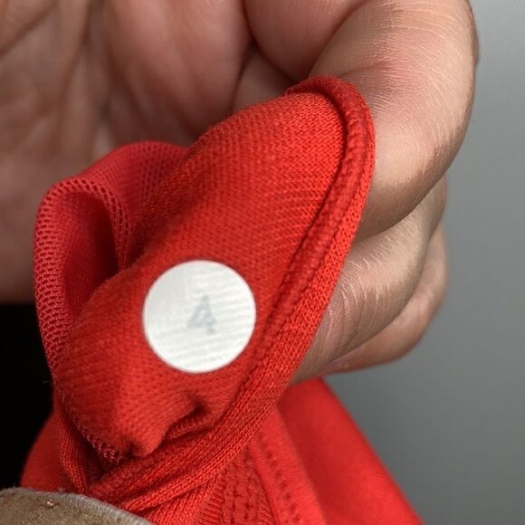 LuLulemon Tank Top With Built in Bra Woman’s Size 4 - Picture 6 of 6